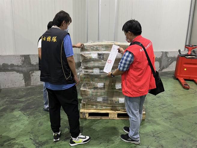 上千只过期乌骨鸡改标贩售全台，台中检警查获黑心食品厂，将业者起诉。（保七总队第三大队提供）