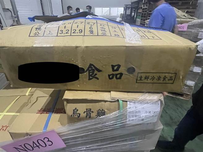 上千只过期乌骨鸡改标贩售全台，台中检警查获黑心食品厂，将业者起诉。（保七总队第三大队提供）