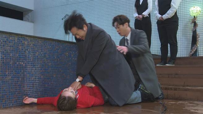 罗巧伦剧中意外身亡，儿子张书伟CPR抢救。（民视提供）