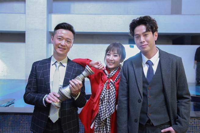 罗巧伦剧中意外身亡，何豪杰、吴东谚到场打气。（民视提供）