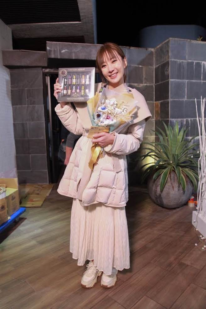 罗巧伦剧中意外身亡，收到廖家仪的打气小礼物。（民视提供）