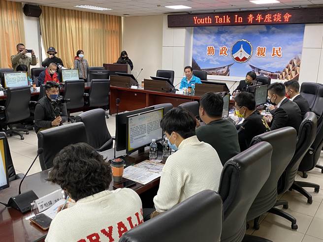 座談會中共同談論「青年創業」及「青年住宅」議題，青年代表逐一表達看法並提出建言。(于家麒攝)