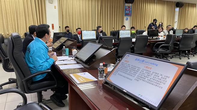 陳福海(左1)允諾未來會定期透過與青年對談，來了解不同族群的心聲，讓人民來做金門的主人。(于家麒攝)