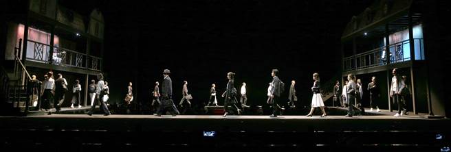 由导演赖声川编导、表演工作坊制作演出的经典舞台剧《如梦之梦》即将第三度在国家戏剧院演出，长达快8小时的戏，今日下午两点开始彩排，预计要演到晚上10点钟，特别的360度舞台，带观眾穿梭剧中人的内心世界。（黄世麒摄）