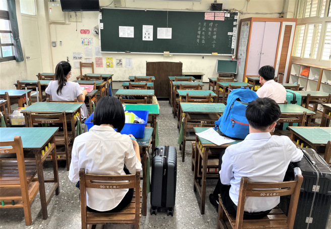 考生於準備區等待應試(資料照)。(照片/新北教育局提供)