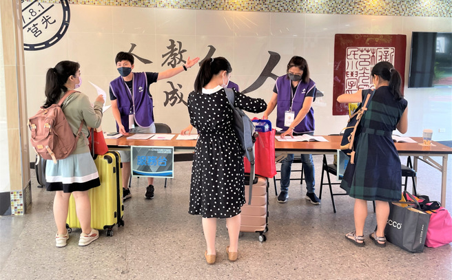 國民小學暨幼兒園教師甄選考生於報到區進行報到(資料照)。(照片/新北教育局提供)