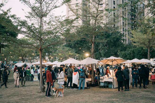 三发地产携手南台最强文创品牌「LARUE文创设计」24、25日连续2天，在仁武区澄德特区承德公园举办「首席圣诞派对」，民眾直呼「仁武好美」。（柯宗纬翻摄）