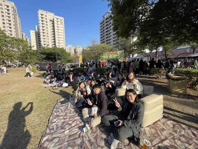 有民眾直接把家中沙发搬到现场，超级惬意。（柯宗纬翻摄）