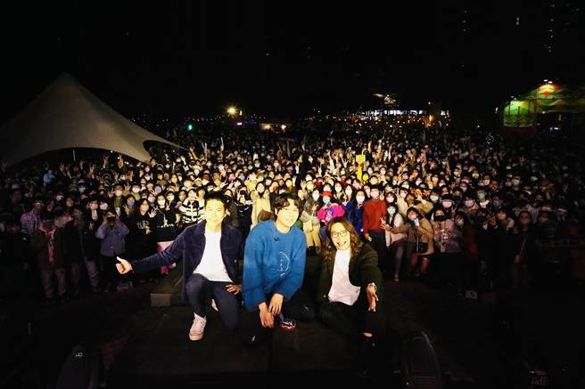 人气乐团宇宙人受邀献唱。（柯宗纬翻摄）