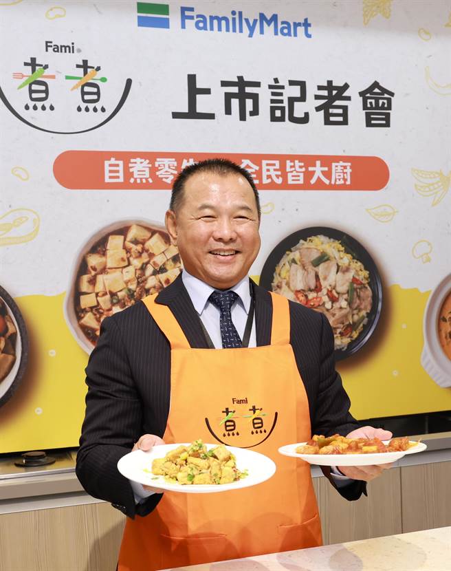 全家总经理薛东都笑说，在家都吃老婆烹煮的料理，自己首次尝试「Fami煮煮」立刻被对方称讚，可见料理小白不需要担心厨艺不精。（陈俊吉摄）