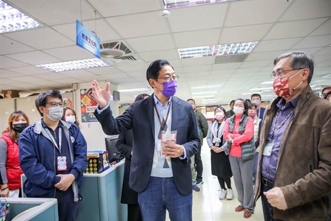 新科桃园市长张善政上班首日局处跑透透，笑称自己是刚进市府的「新人」。(市府提供／蔡依珍桃园传真)