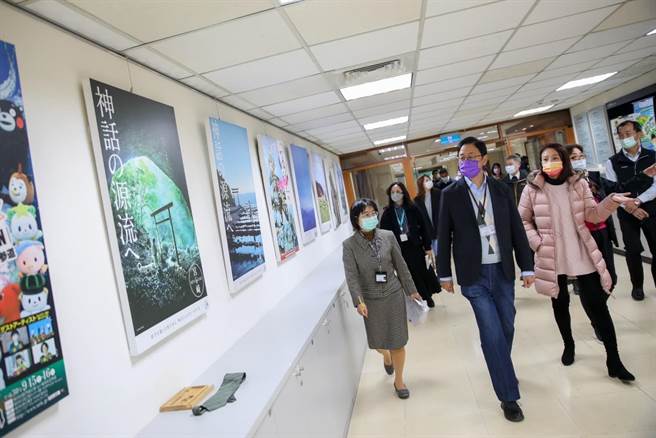 新科桃园市长张善政上班首日局处跑透透，笑言自己是刚进市府的「新人」。(市府提供／蔡依珍桃园传真)