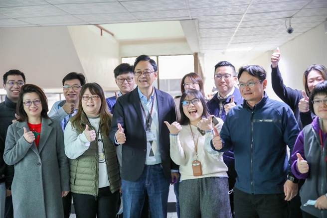 新科桃园市长张善政上班首日局处跑透透，笑言自己是刚进市府的「新人」。(市府提供／蔡依珍桃园传真)