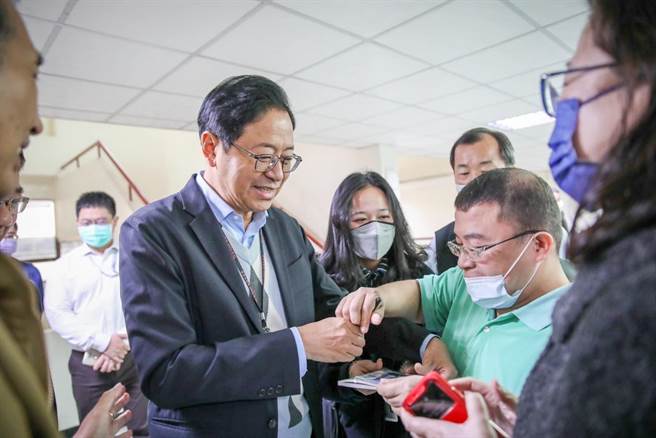 新科桃园市长张善政上班首日局处跑透透，笑言自己是刚进市府的「新人」。(市府提供／蔡依珍桃园传真)