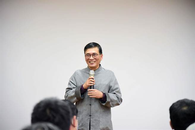 执教43年将退休，屏科大木设系黄俊杰邀学生办木艺展。(屏科大提供)