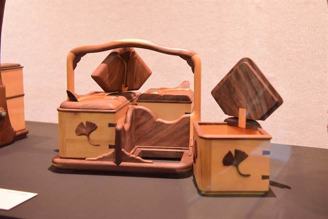 执教43年将退休，屏科大木设系黄俊杰邀学生办木艺展。(屏科大提供)