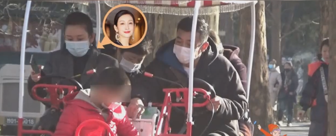 秦海璐和王新军带儿子骑协力车。（图／百度@八圈李元芳）