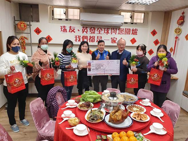云林县珠友建设等企业岁末送暖，捐款助新住民弱势家庭过好年。（云林家扶提供／张朝欣云林传真）