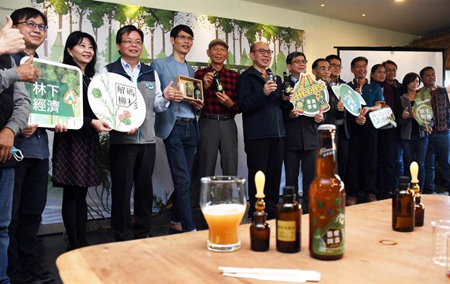 为促进国产材全材利用，台东林管处今日发表首波的「解码柳杉」系列精油，及「日沐青酿」香檬风味啤酒。（庄哲权摄）