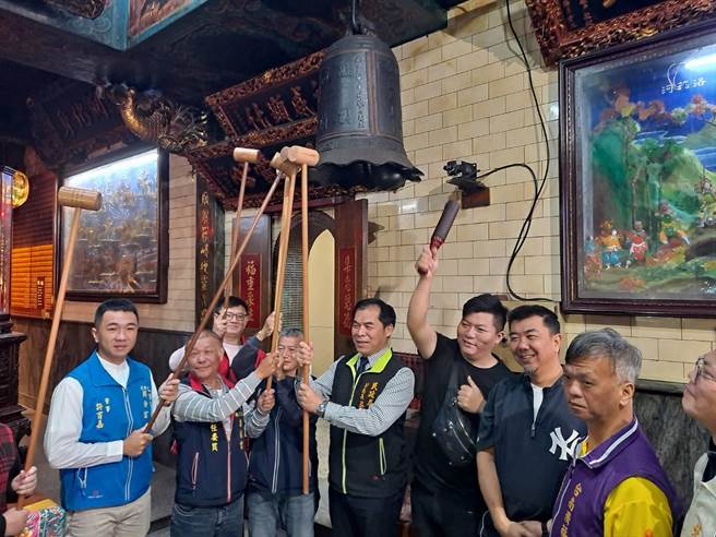 台南市正由一群民間社團發起跨年「百廟鳴鐘」活動，以鳴鐘取代放鞭炮，26日在集福宮宣布有13家廟與與教堂參加。（屎溝墘客廳社團提供／程炳璋台南傳真）