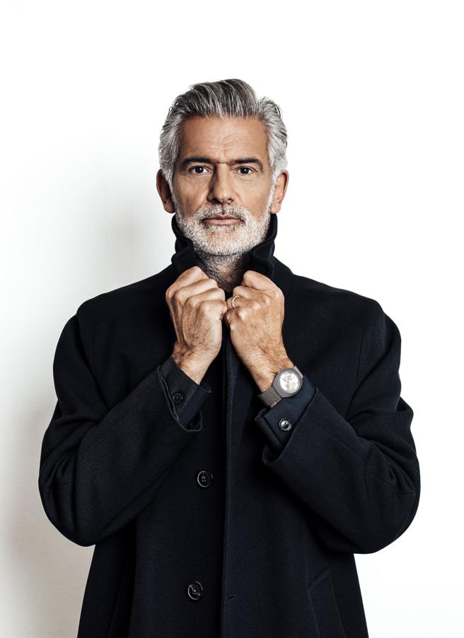 雷达表邀请知名设计师赫贝利（Alfredo Haberli）设计钻星系列60周年纪念表。（RADO提供）