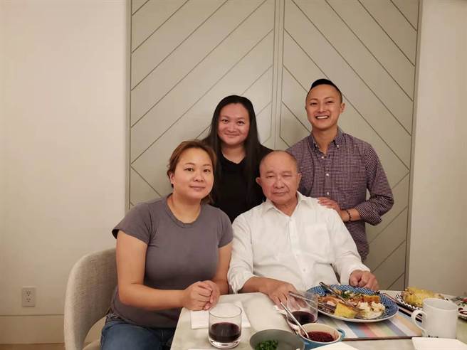 吴宇森（前排右起）和二女儿吴飞霞、大女儿吴尚方（后排左起）、么儿吴义方温馨合影。（倪有纯提供）