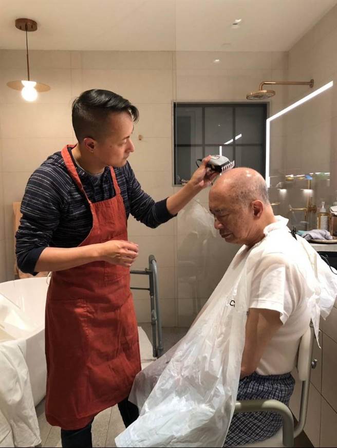 吴宇森（右）的头髮都是儿子吴义方操刀。（倪有纯提供）