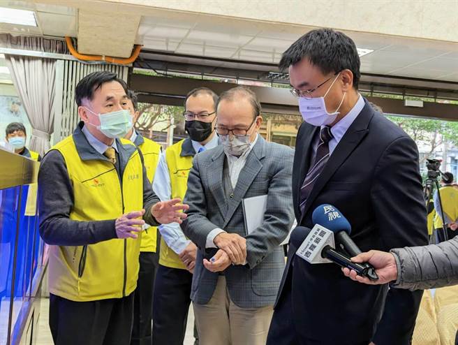 农委会主委陈吉仲（图右）参访水试所，水试所所长陈君如（图左）向他说明復育计画。（张志康摄）