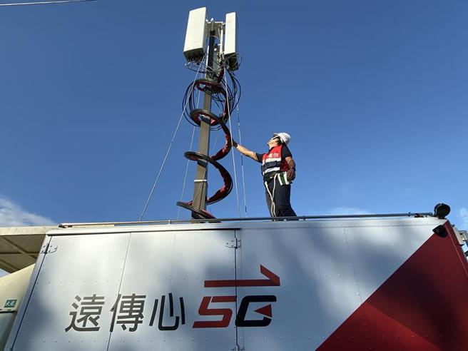 备战跨年，远传出动超过30台行动通讯车、800位工程人员全程待命。图／远传电信提供