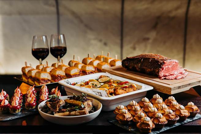 「岁末夜未眠」自助晚餐可品嚐到欧洲大陆的多国异国佳肴，搭配红、白葡萄酒等无限畅饮。(国泰饭店观光事业提供)