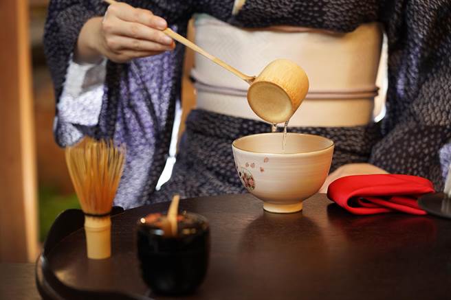 房客可参与「新春茶道表演」，品嚐和菓子与现打抹茶，体验日本独有茶道文化。(日胜生加贺屋提供)
