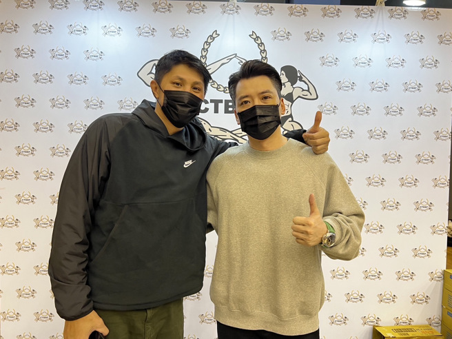 裕隆篮球队队长周士渊（左）、台北市健美健身运动协会常务理事简志鹏（右）一起欣赏亲子健身赛事。（台北市健美健身运动协会提供）