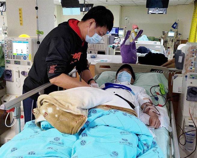 男性投入照服產業，以專業贏得被照顧者及其家屬的信任，成為長照產業的新生力軍。（台中市政府提供）