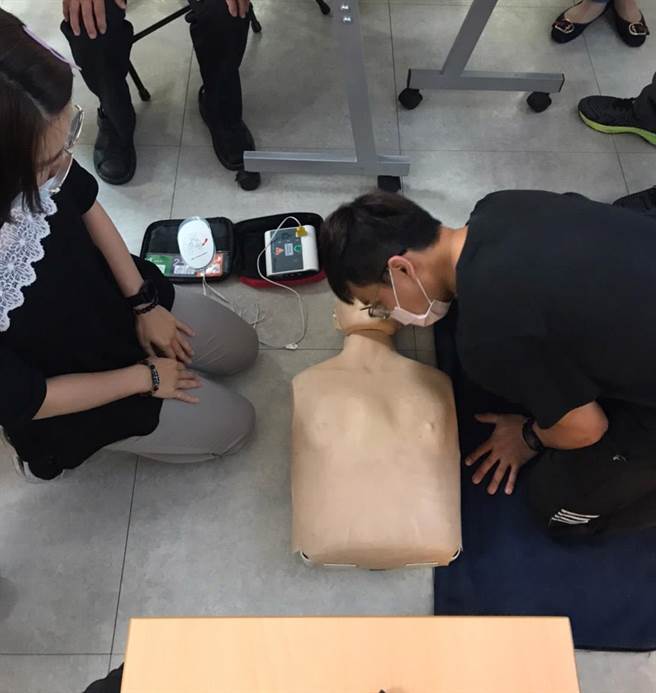 男性投入照服產業，以專業贏得被照顧者及其家屬的信任，成為長照產業的新生力軍。（台中市政府提供）