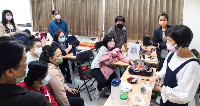 實作課程，營養膳食與備餐原則。（台中市政府提供）