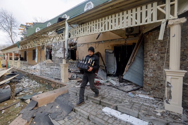 21日约莫当地时间晚上8点，乌军瞄准东部顿内次克市的酒店狂轰猛炸。(图/路透社) 