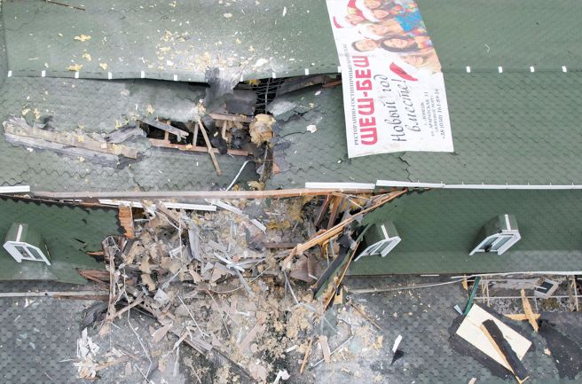 报导当强调，「寿星很幸运，因为炮弹落在咖啡馆之前，已先在建筑物阁楼引爆」。 (图/路透社) 