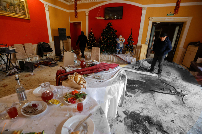 餐厅的地板沾满了血迹，圆桌一片杯盘狼藉。(图/路透社) 