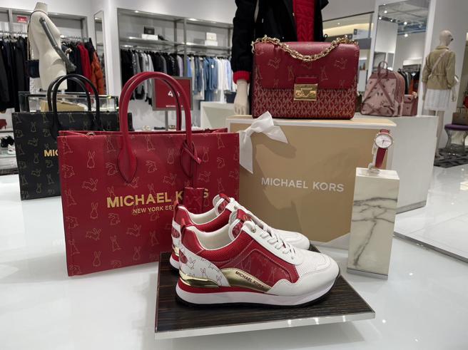 高雄SKM Park年末送礼推荐Micheal Kors全面4折起。（SKM Park提供）