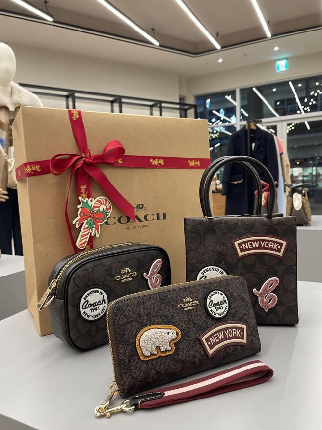 高雄SKM Park年末送礼推荐COACH全年5折起。（SKM Park提供）