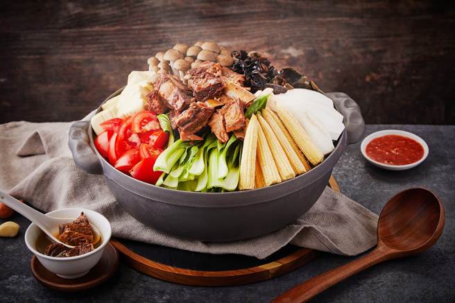 福容高雄店「暖锅港都游一泊二食」住宿方案，可品嚐13种中药材炖煮的十三味羊肉炉。(福容大饭店提供)