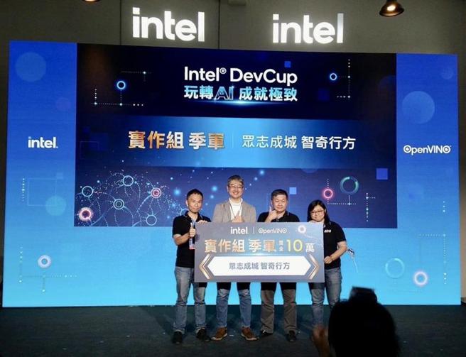 （城智科技的airaTrack pro獲2022 Intel DevCup實作組季軍，圖右二為城智創辦人暨總經理李方奇。圖／業者提供）