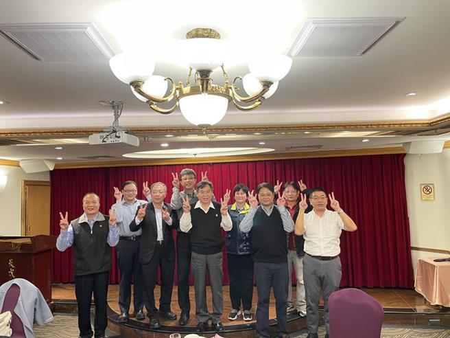 （台船董座郑文隆(前排中)26日率同集团旗下3家子公司及合资公司高阶干部，举行年终媒体餐叙。图／邱莉玲）