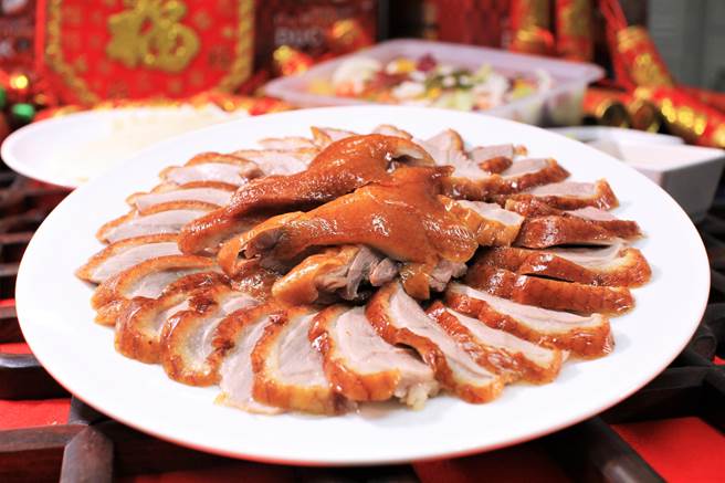 柴火火焰烤鸭餐馆外带烤鸭新品牌「鸭栈」，外带樱桃能拉长尝鲜时间，鸭肉鲜甜多汁、香气馥郁。（鸭栈提供／冯惠宜台中传真）