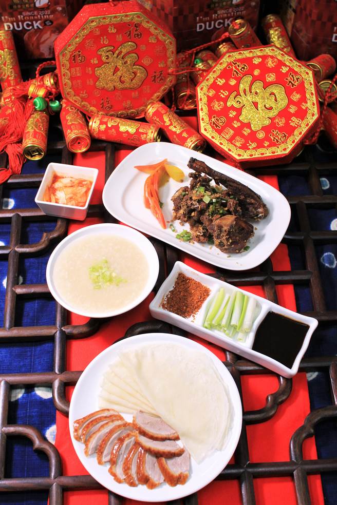 「鸭栈」推出7款「一鸭3吃」套餐组合，其中一个人吃鸭套餐，一人就能品尝片皮鸭＋盐酥鸭架＋厚功鸭粥的烤鸭大餐。（鸭栈提供／冯惠宜台中传真）