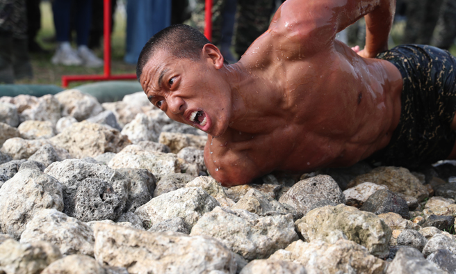   国防人士晚间表示，这次兵力结构改革3大亮点：一是区分为主战部队、守备部队、民防系统、后备系统4大区块；二是导入美军等最新模组化训练模式；三是大幅调升义务役薪资。图为海军陆战队两栖侦搜专长班学员。（示意图／军闻社资料照片）