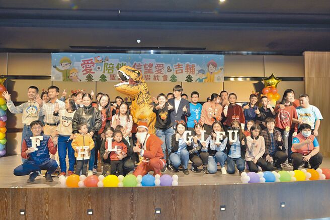 吉辅志工与信望爱智能中心智青共同欢渡耶诞节。图／业者提供