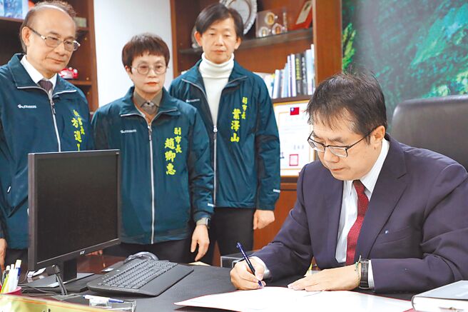 台南市長黃偉哲簽署第2任期的第一份公文台南市政府透明廉政公約。（台南市政府提供）