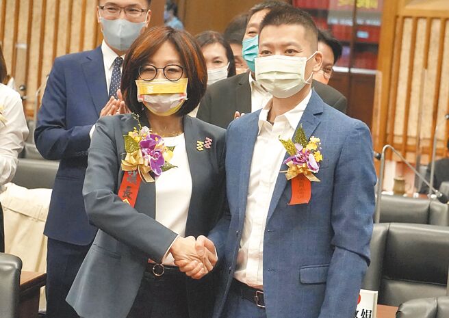 前國民黨議員曾俊傑（右）當選高雄市副議長，前立委柯志恩轟他這屆議員「鐵定最後一次」。（中央社）