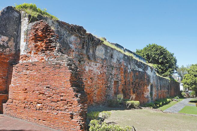 台南建城400年，荷蘭將來台參與活動，引發議論。台南安平古堡曾是荷蘭人統治台灣的中樞，圖為安平古堡內的國定古蹟「台灣城殘蹟（安平古堡殘蹟）」，將更名為「熱蘭遮堡遺構」。（南市府提供／洪榮志台南傳真）
